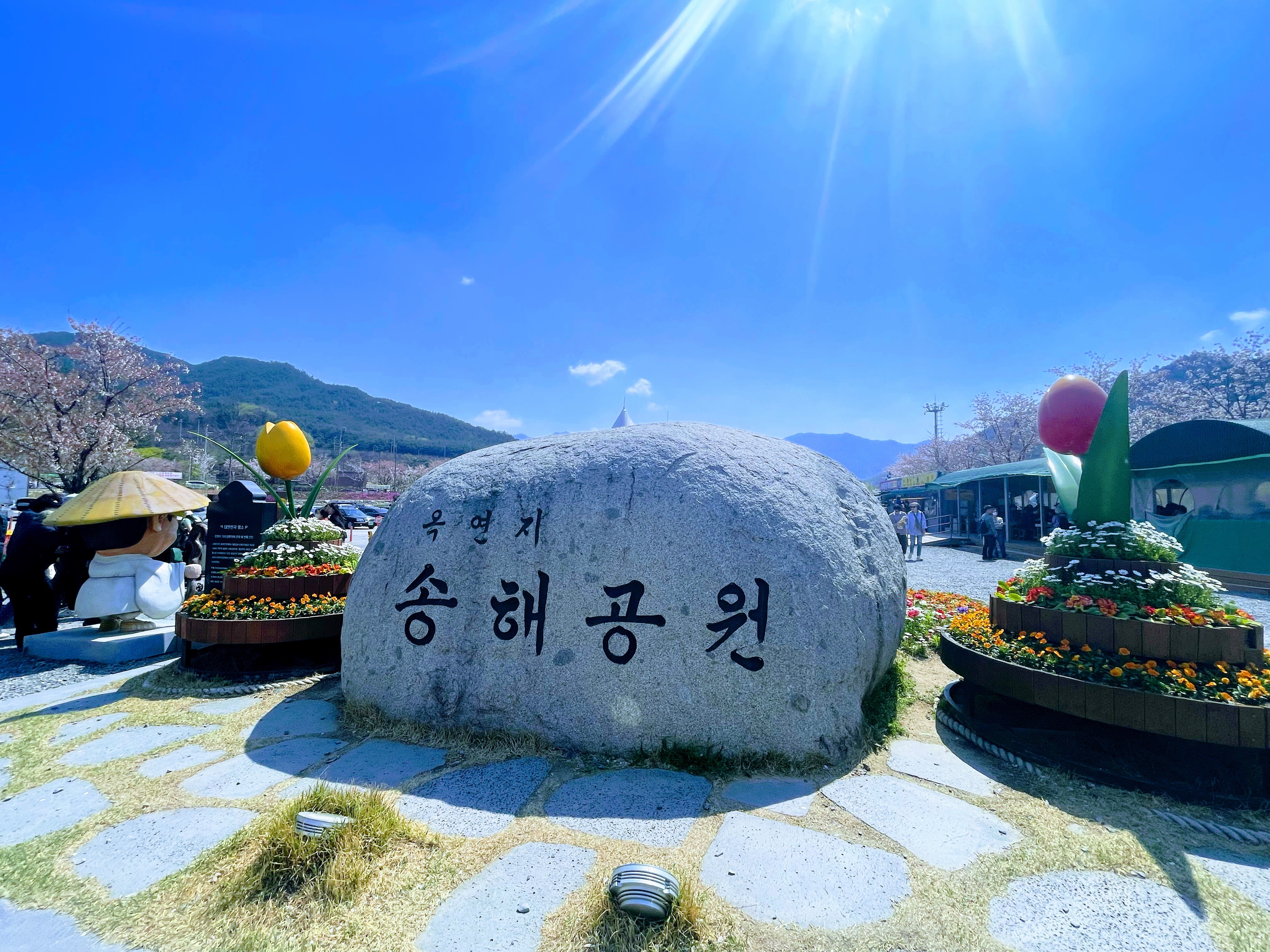 环湖步道临湖一侧，是合影最上镜的点位之一。