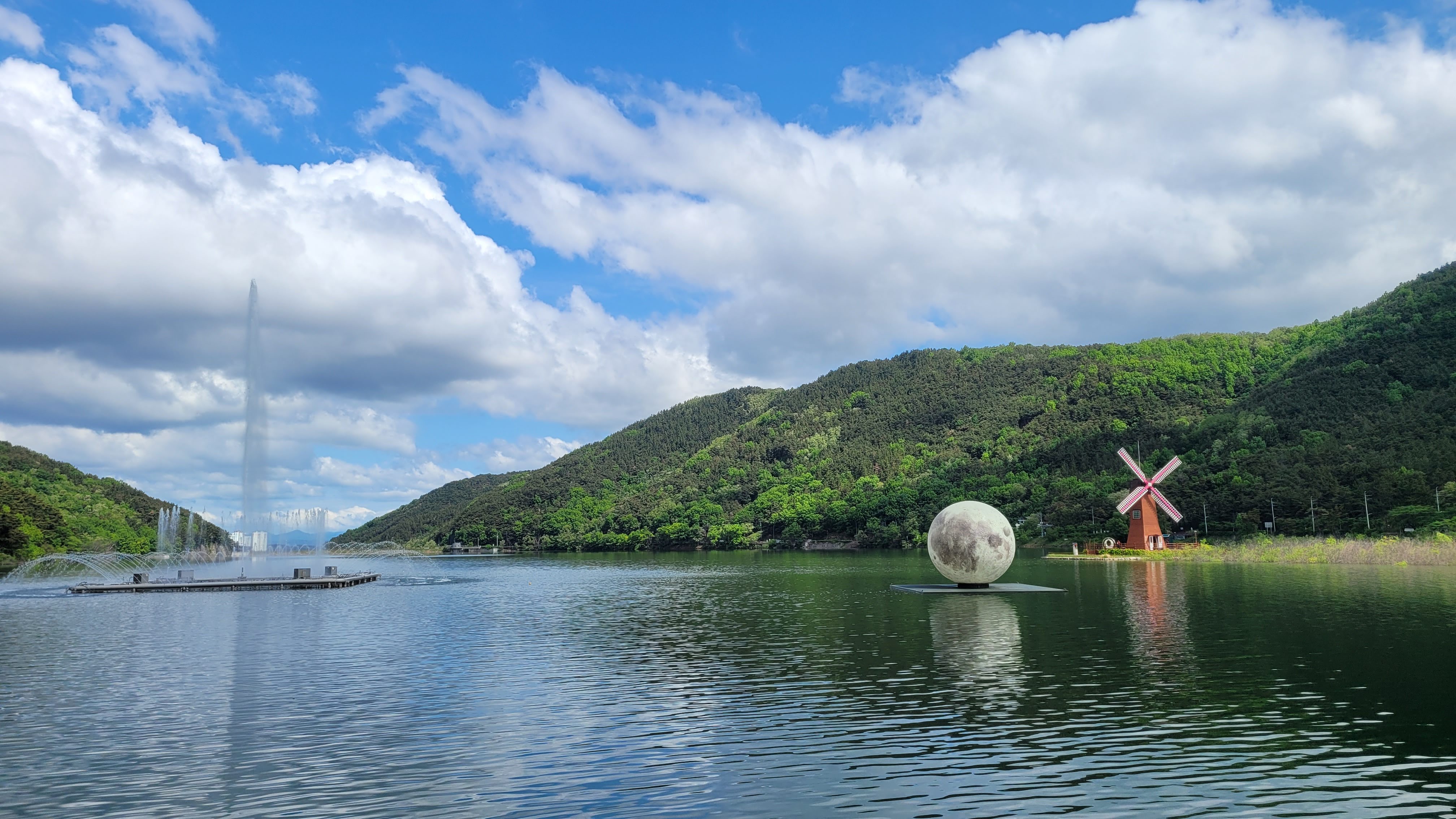 宋海纪念铜像远景，与玉渊池湖景相互呼应。