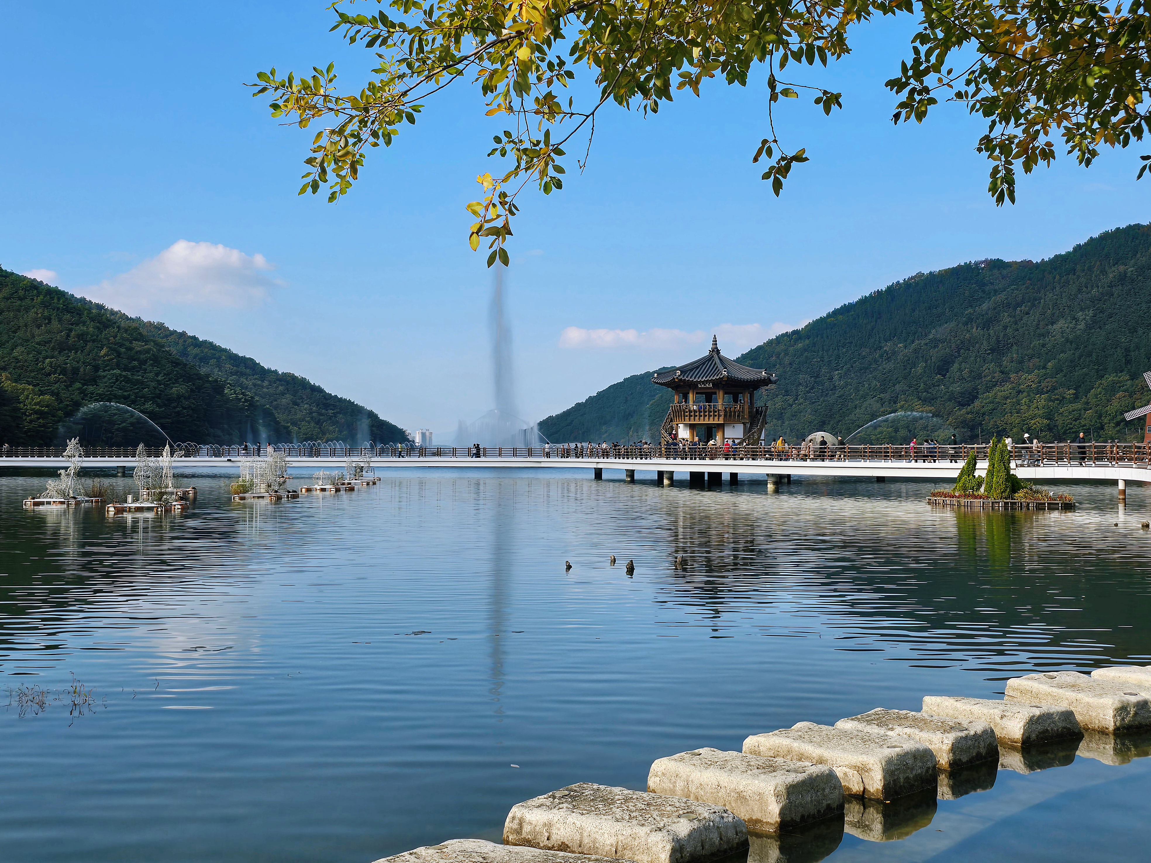 以铜像为题材的街景，呼应人物纪念主题。