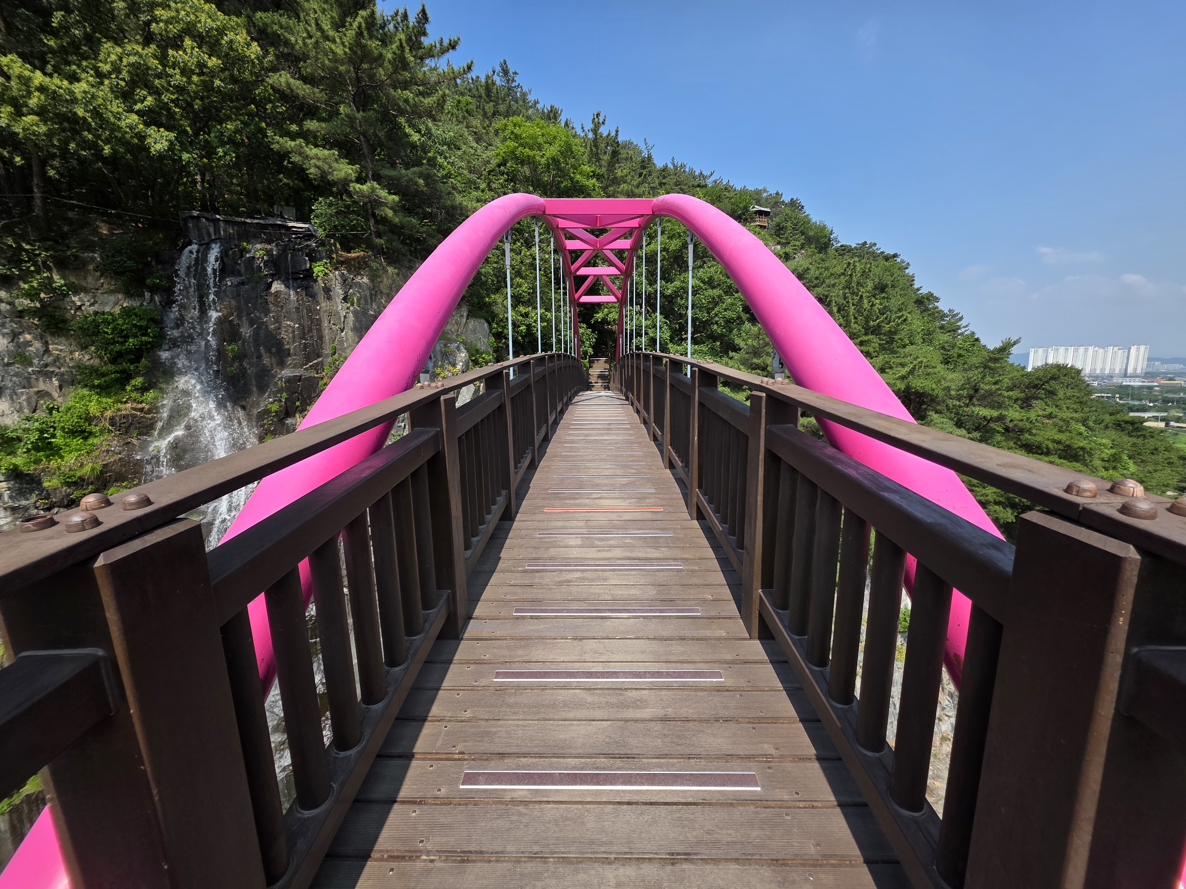 护栏与湖岸特写，临水感十足。